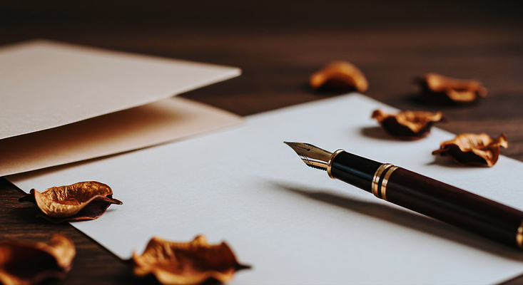 JPG 편집이미지 꽃잎 종이 예술 자연 탁자 잉크 인테리어 사무실 펜 만년필 가을 기록 편안함 편지 창의성 편집실사 AI포토 AI콘텐츠 디자인 계절 꽃 가구 비즈니스 필기구 감각 CG 생태계 파일형식