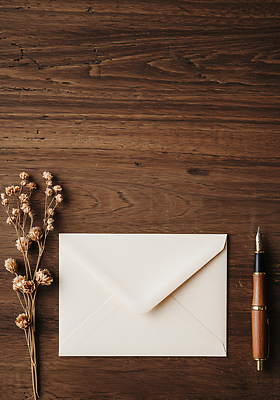 JPG 나무 편집이미지 자연 탁자 문구용품 봉투 일상 장식 펜 고요 가을 기록 분위기 편지 감성 드라이플라워 편집실사 AI포토 AI콘텐츠 식물 계절 꽃 가구 컨셉 라이프 필기구 CG 오브젝트 생태계 파일형식