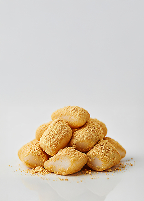 JPG 편집이미지 전통 디저트 한국 요리 달콤 찹쌀떡 동아시아 먹거리 오후 인절미 콩가루 편집실사 AI포토 AI콘텐츠 아시아 음식 떡 맛 가루 CG 파일형식