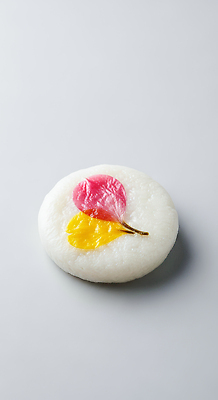 JPG 편집이미지 전통 명절 문화 음식 단풍 디저트 떡 한국 장식 빨간색 노란색 흰색 맛 뷰티풀 화전 편집실사 AI포토 AI콘텐츠 기념일 아시아 컬러 컨셉 잎 전 CG 파일형식