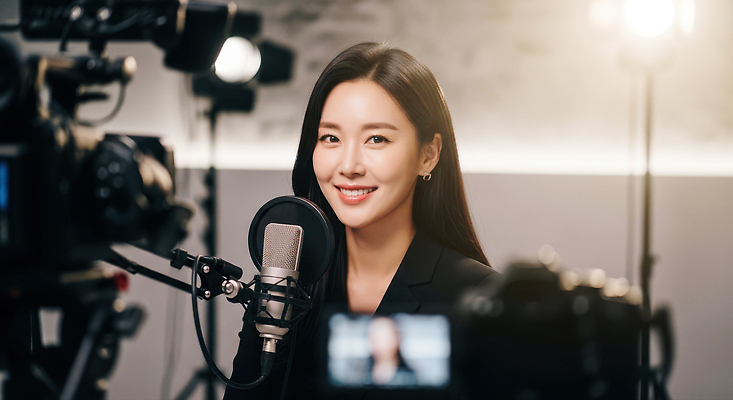 JPG 편집이미지 여자 스튜디오 조명 미소 카메라 촬영 분위기 사회자 마이크 방송 인터뷰 라이브 스피치 전문 촬영장비 의료성형뷰티 유튜버 유튜브 편집실사 AI인물포토 AI콘텐츠 직업 음향기기 컨셉 표정 사람 전자제품 도구 CG 파일형식 크리에이터 AI포토