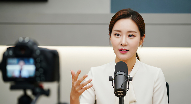 JPG 편집이미지 옷 여자 스튜디오 커뮤니케이션 대화 카메라 촬영 표현 사회자 방송 언론 인터뷰 라이브 의료성형뷰티 Microphone 유튜버 유튜브 편집실사 AI인물포토 AI콘텐츠 직업 말하기 사람 전자제품 CG 파일형식 크리에이터 AI포토