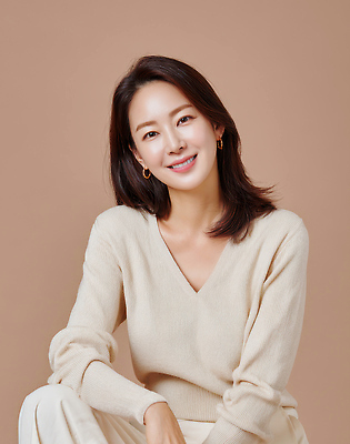 JPG 모델 편집이미지 헤어스타일 옷 여자 패션 포즈 백그라운드 스튜디오 조명 미소 촬영 편안함 피부 뷰티풀 의료성형뷰티 편집실사 AI인물포토 AI콘텐츠 표정 사람 신체부위 감각 CG 파일형식 AI포토