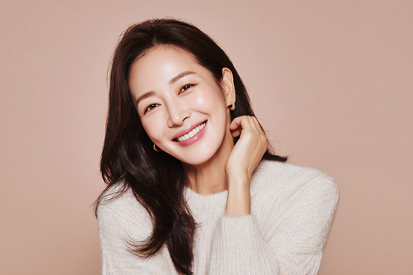 JPG 편집이미지 여자 얼굴 포즈 백그라운드 따뜻함 미소 웃음 카메라 편안함 스웨터 니트 뷰티풀 의료성형뷰티 스타일 편집실사 AI인물포토 AI콘텐츠 상의 표정 사람 신체부위 전자제품 감각 CG 파일형식 AI포토