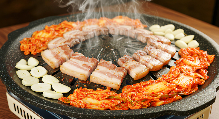 JPG 편집이미지 한식 음식 가족 양파 디저트 김치 육류 요리 친구 식사 저녁식사 연기 그릴 바비큐 삼겹살 편집실사 AI포토 AI콘텐츠 채소 식재료 관계 주방용품 돼지고기 CG 파일형식