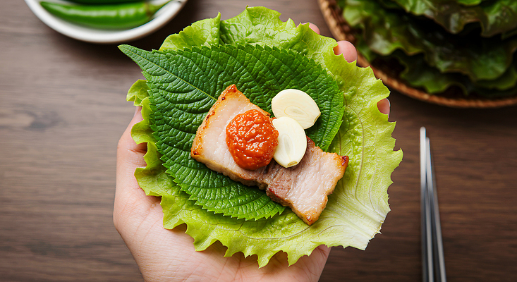 JPG 편집이미지 손 한식 마늘 육류 요리 식사 전통음식 맛 저녁 상추 삼겹살 조화 건강식 의료성형뷰티 편집실사 AI인물포토 AI콘텐츠 전통 음식 컨셉 채소 식재료 돼지고기 신체부위 야간 CG 파일형식 AI포토