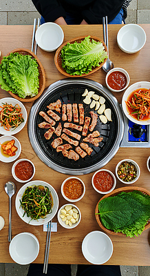 JPG 편집이미지 한식 음식 채소 탁자 반찬 마늘 육류 저녁 상추 상차림 바비큐 삼겹살 깻잎 파 의료성형뷰티 편집실사 AI인물포토 AI콘텐츠 가구 식재료 돼지고기 야간 CG 파일형식 AI포토