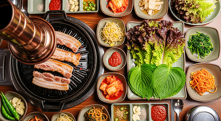 JPG 편집이미지 한식 음식 채소 식탁 반찬 김치 육류 친구 모임 맛 구이 즐거움 쌈 삼겹살 불판 나눔 편집실사 AI포토 AI콘텐츠 감정 컨셉 식재료 관계 탁자 돼지고기 CG 파일형식