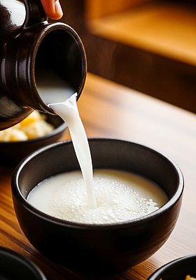 JPG 편집이미지 전통 그릇 전통문화 음료 가정 주류 한국 식사 쌀 분위기 붓기 편안함 막걸리 편집실사 AI포토 AI콘텐츠 식기 아시아 문화 컨셉 모션 곡류 감각 CG 파일형식