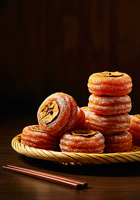 JPG 편집이미지 전통 디저트 조명 한국 감 쌓기 바구니 과자 식사 달콤 한지 나무탁자 간편조리식품 편집실사 AI포토 AI콘텐츠 아시아 종이 음식 과일 모션 탁자 맛 CG 파일형식