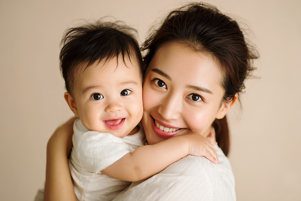 JPG 편집이미지 행복 감정 얼굴 어린이 백그라운드 가족 포옹 엄마 따뜻함 사랑 미소 촬영 아기 순간 의료성형뷰티 유대감 편집실사 AI인물포토 AI콘텐츠 관계 안기 표정 사람 신체부위 CG 파일형식 AI포토