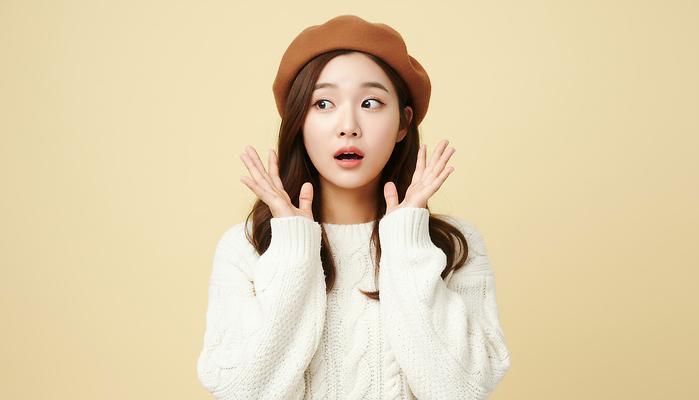 JPG 모델 편집이미지 헤어스타일 여자 패션 감정 아시아 포즈 한국 표정 촬영 놀람 스웨터 베레모 노란배경 의료성형뷰티 스타일 편집실사 AI인물포토 AI콘텐츠 모자_잡화 나라 백그라운드 상의 사람 노란색 CG 파일형식 AI포토