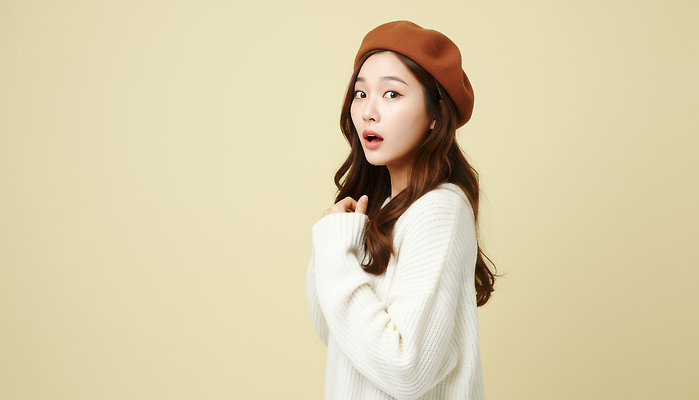 JPG 편집이미지 헤어스타일 여자 패션 감정 백그라운드 표정 일상 촬영 놀람 스웨터 베이지색 뷰티풀 의료성형뷰티 편집실사 AI인물포토 AI콘텐츠 컬러 상의 사람 라이프 CG 파일형식 AI포토