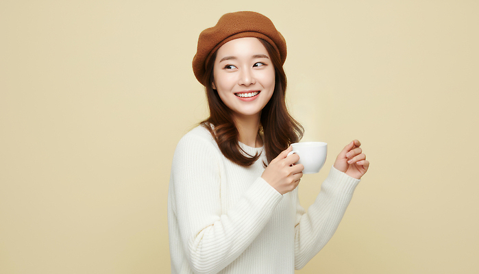 JPG 편집이미지 여자 행복 커피 백그라운드 날씨 잔 실내 따뜻함 미소 청춘 편안함 즐거움 의료성형뷰티 편집실사 AI인물포토 AI콘텐츠 식기 감정 음료 컨셉 표정 사람 내부 감각 CG 파일형식 AI포토