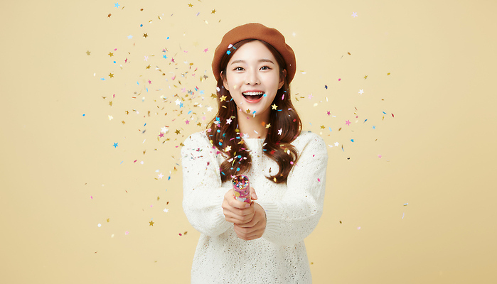 JPG 편집이미지 여자 행복 별 음악 폭죽 웃음 장식 친구 노란색 파티 기쁨 축하 순간 환기구 의료성형뷰티 편집실사 AI인물포토 AI콘텐츠 자연요소 감정 컬러 컨셉 관계 문화예술 표정 사람 이벤트 CG 환풍기 파일형식 AI포토