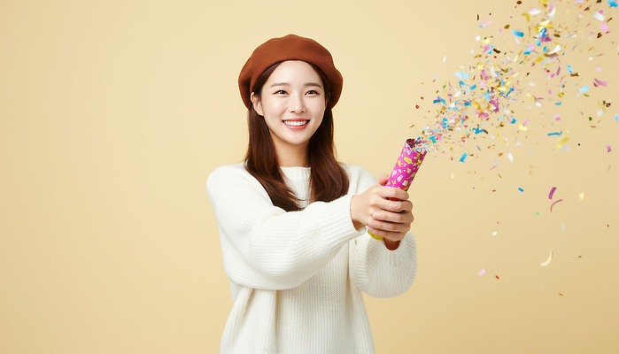 JPG 편집이미지 여자 행복 감정 기념 폭죽 웃음 이벤트 파티 축제 축하 즐거움 오브젝트 의료성형뷰티 편집실사 AI인물포토 AI콘텐츠 컨셉 표정 사람 CG 파일형식 AI포토