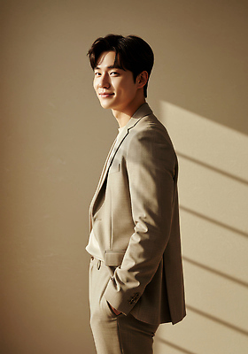 JPG 모델 편집이미지 패션 남자 포즈 미소 웃음 분위기 고급 의료성형뷰티 스타일 편집실사 AI인물포토 AI콘텐츠 컨셉 표정 사람 CG 파일형식 AI포토