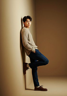 JPG 모델 편집이미지 패션 남자 벽 포즈 조명 촬영 청바지 분위기 편안함 스웨터 모던 베이지색 의료성형뷰티 스타일 편집실사 AI인물포토 AI콘텐츠 컬러 컨셉 상의 바지 사람 감각 CG 파일형식 AI포토