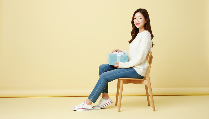 JPG 편집이미지 패션 행복 포즈 의자 선물 미소 상자 뷰티 촬영 기쁨 청바지 우아함 스웨터 의료성형뷰티 편집실사 AI인물포토 AI콘텐츠 감정 가구 컨셉 상의 바지 표정 CG 파일형식 AI포토