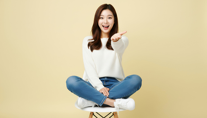 JPG 모델 편집이미지 손 여자 패션 포즈 백그라운드 미소 앉기 사진촬영 청바지 표현 스웨터 즐거움 의료성형뷰티 스타일 편집실사 AI인물포토 AI콘텐츠 감정 상의 바지 모션 표정 사람 신체부위 촬영 CG 파일형식 AI포토