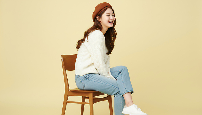 JPG 모델 편집이미지 헤어스타일 여자 패션 백그라운드 의자 미소 웃음 캐주얼 청바지 분위기 편안함 스웨터 베이지색 의료성형뷰티 스타일 편집실사 AI인물포토 AI콘텐츠 옷 컬러 가구 컨셉 상의 바지 표정 사람 감각 CG 파일형식 AI포토