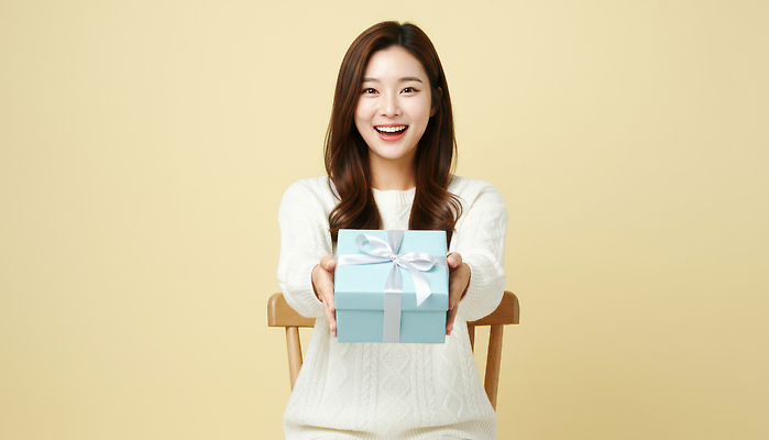 JPG 편집이미지 손 여자 행복 의자 포장 선물 미소 상자 기쁨 즐거움 노란배경 의료성형뷰티 편집실사 AI인물포토 AI콘텐츠 감정 가구 백그라운드 표정 사람 신체부위 노란색 CG 파일형식 AI포토