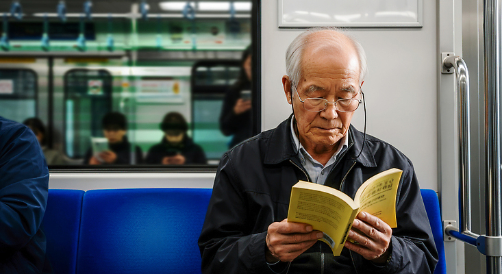 JPG 편집이미지 노년 이동 의자 한국 마스크 앉기 여러명 일상 책 전철 읽기 승객 소음 의료성형뷰티 편집실사 AI인물포토 AI콘텐츠 아시아 육상교통 가구 다수 컨셉 모션 대중교통 사람 성인 라이프 소리 CG 파일형식 AI포토