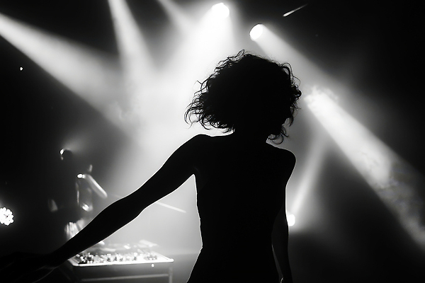 JPG 편집이미지 여자 실루엣 예술 음악 모션 조명 흑백 공연 자유 무대 춤 분위기 DJ 클럽 의료성형뷰티 이미지편집 AI인물포토 AI콘텐츠 컨셉 문화예술 촬영기법 사람 이벤트 파일형식 AI포토