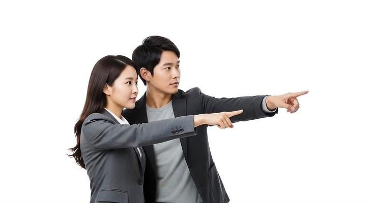 JPG 편집이미지 응시 포즈 비즈니스 손가락 협력 직장 정장 두명 가리킴 목표 긍정적 의사소통 의료성형뷰티 편집실사 AI인물포토 AI콘텐츠 손 시선 옷 감정 컨셉 회사 사람 손짓 CG 파일형식 AI포토