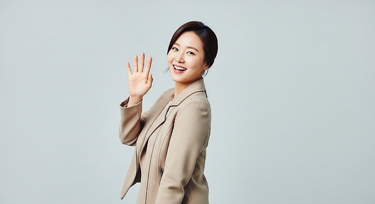 JPG 편집이미지 여자 패션 감정 포즈 백그라운드 실내 밝음 미소 정장 자신감 군중 소통 친목 손흔들기 의료성형뷰티 편집실사 AI인물포토 AI콘텐츠 옷 컨셉 모션 표정 사람 내부 CG 파일형식 AI포토