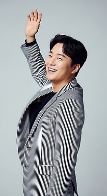 JPG 편집이미지 손 패션 남자 행복 포즈 백그라운드 표정 미소 정장 카메라 줄무늬 청명 의료성형뷰티 스타일 편집실사 AI인물포토 AI콘텐츠 옷 감정 무늬 사람 신체부위 전자제품 CG 파일형식 AI포토