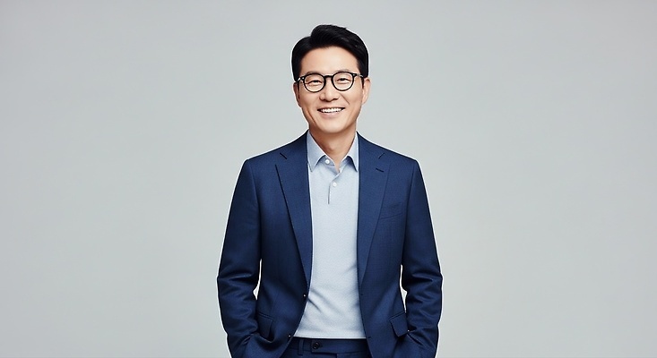 JPG 편집이미지 남자 포즈 백그라운드 비즈니스 표정 웃음 정장 사진촬영 자신감 모던 의료성형뷰티 스타일 편집실사 AI인물포토 AI콘텐츠 옷 감정 사람 촬영 CG 파일형식 AI포토