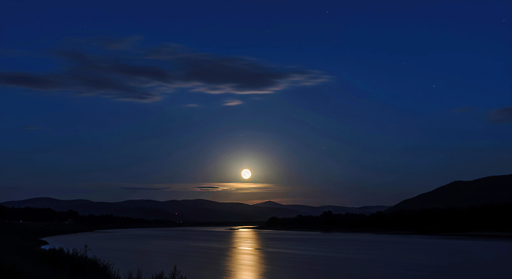 JPG 편집이미지 자연 하늘 산 풍경 물 강 반사 고요 보름달 달 저녁 뷰티풀 편집실사 AI컴퓨터그래픽 AI콘텐츠 자연요소 야간 CG 생태계 파일형식