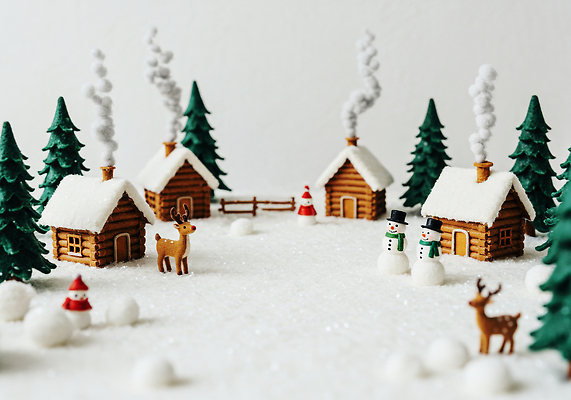 JPG 나무 편집이미지 어린이 크리스마스 겨울 눈사람 장식 평화 설원 미니어처 눈 분위기 오두막 조경 순록 편집실사 AI컴퓨터그래픽 AI콘텐츠 자연요소 식물 계절 기념일 컨셉 날씨 눈_날씨 사람 모형 CG 파일형식