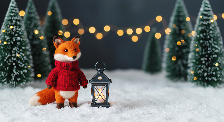 JPG 편집이미지 인형 크리스마스 겨울 조명 장식 크리스마스트리 귀여움 등불 편안함 스웨터 오브젝트 여우 겨울풍경 이미지편집 AI컴퓨터그래픽 AI콘텐츠 계절 기념일 컨셉 상의 포유류 풍경 감각 파일형식