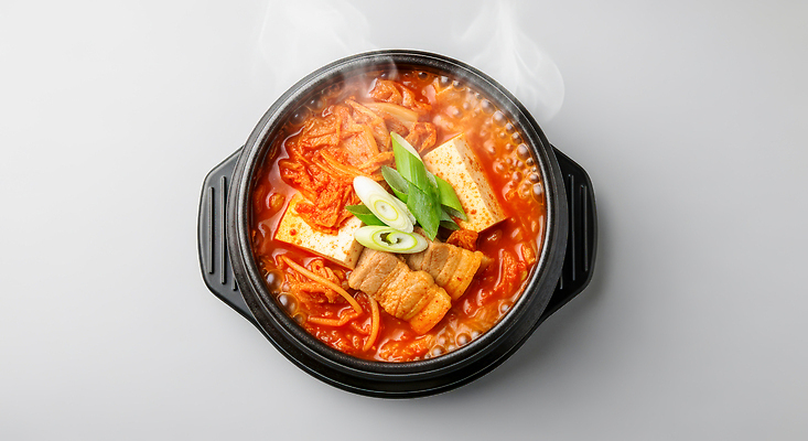 JPG 편집이미지 한식 재료 양파 육류 식사 냄비 수증기 두부 파 김치찌개 맛있는 편집실사 AI포토 AI콘텐츠 음식 채소 식재료 솥 찌개 CG 파일형식