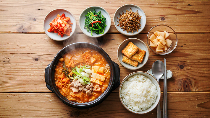 JPG 편집이미지 한식 채소 반찬 김치 육류 식사 전통음식 밥상 국물 건강식 김치찌개 집밥 편집실사 AI포토 AI콘텐츠 전통 음식 식재료 탁자 찌개 CG 파일형식