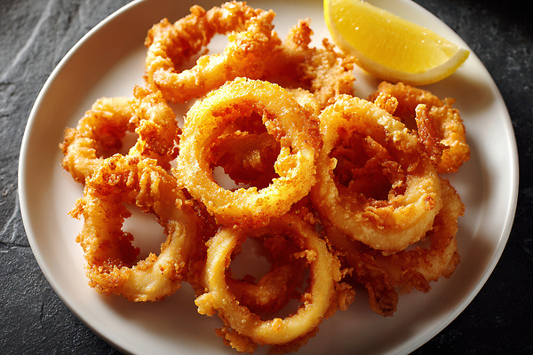 JPG 편집이미지 접시 음식 디저트 요리 친구 튀김 저녁 레몬 해산물 오징어 양파링 오징어링 간편조리식품 바삭바삭 편집실사 AI포토 AI콘텐츠 식기 컨셉 과일 관계 연체동물 수중동물 야간 CG 파일형식