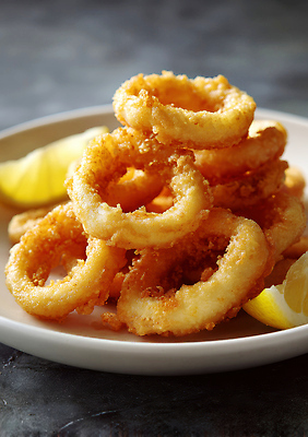 JPG 편집이미지 접시 음식 디저트 요리 파티 튀김 맛 레몬 해산물 야식 주말 양파링 오징어링 간편조리식품 바삭바삭 편집실사 AI포토 AI콘텐츠 식기 컨셉 과일 이벤트 CG 파일형식