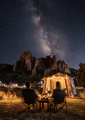 JPG 편집이미지 행복 여유 여행 자연 밤하늘 텐트 야외 두명 일상 빛 고요 캠핑 별빛 뷰티풀 의료성형뷰티 편집실사 AI인물포토 AI콘텐츠 감정 별 하늘 레저 캠핑도구 사람 라이프 야간 CG 생태계 파일형식 AI포토