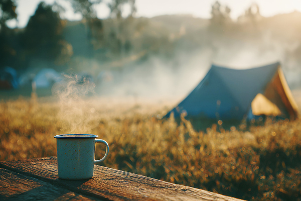 JPG 편집이미지 여유 커피 여행 자연 탁자 아침 휴식 텐트 풍경 야외 일출 산책 캠핑 안개 모닥불 편집실사 AI포토 AI콘텐츠 주간 감정 음료 가구 컨셉 불 레저 날씨 캠핑도구 노을 CG 생태계 파일형식