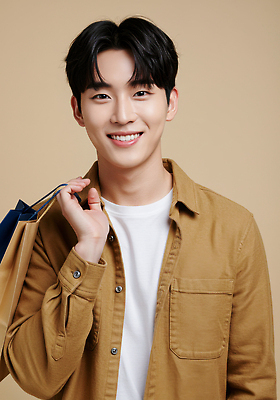 JPG 편집이미지 헤어스타일 패션 남자 포즈 백그라운드 셔츠 밝음 미소 일상 쇼핑 청춘 쇼핑백 청바지 편안함 의료성형뷰티 스타일 편집실사 AI인물포토 AI콘텐츠 컨셉 상의 가방 바지 표정 사람 라이프 감각 CG 파일형식 AI포토