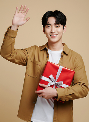 JPG 편집이미지 기념일 남자 행복 표정 선물 웃음 빨간색 파티 기쁨 축하 생일 분위기 베이지색 소프트 손흔들기 의료성형뷰티 편집실사 AI인물포토 AI콘텐츠 감정 컬러 컨셉 모션 사람 이벤트 CG 파일형식 AI포토