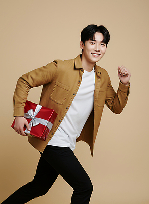 JPG 편집이미지 패션 기념일 남자 포즈 백그라운드 모션 표정 선물 웃음 달리기 축제 기쁨 축하 생일 의료성형뷰티 편집실사 AI인물포토 AI콘텐츠 감정 컨셉 사람 이벤트 CG 파일형식 AI포토