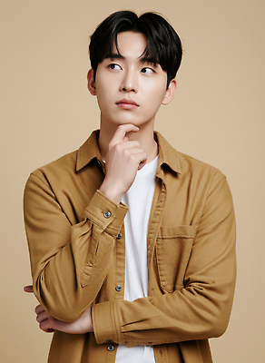 JPG 모델 편집이미지 손 패션 남자 얼굴 포즈 백그라운드 셔츠 생각 표현 턱 베이지색 의료성형뷰티 스타일 편집실사 AI인물포토 AI콘텐츠 컬러 상의 사람 신체부위 CG 파일형식 AI포토