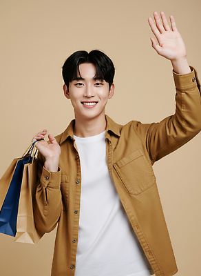 JPG 편집이미지 패션 남자 행복 웃음 사람 일상 생활 캐주얼 쇼핑 쇼핑백 인사 이미지 의료성형뷰티 편집실사 AI인물포토 AI콘텐츠 옷 감정 가방 표정 라이프 예절 CG 파일형식 AI포토