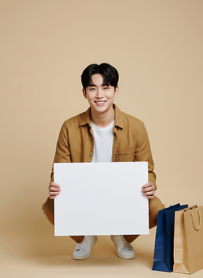 JPG 편집이미지 옷 패션 남자 모션 미소 캐주얼 친구 쇼핑 쇼핑백 촬영 즐거움 의료성형뷰티 스타일 편집실사 AI인물포토 AI콘텐츠 감정 가방 관계 표정 사람 CG 파일형식 AI포토