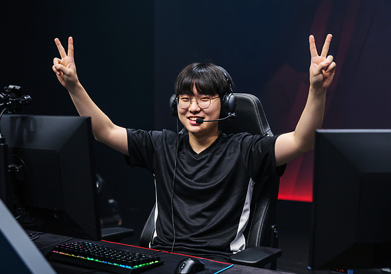 JPG 편집이미지 포즈 손가락 협력 운동선수 경기 컴퓨터 기쁨 게임 우승 대회 프로게이머 의료성형뷰티 유튜버 e스포츠 편집실사 AI인물포토 AI콘텐츠 직업 손 감정 스포츠 놀이 전자제품 최고 CG 게이머 파일형식 크리에이터 AI포토