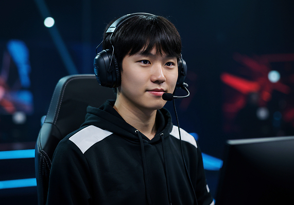 JPG 편집이미지 스튜디오 협력 컴퓨터 경쟁 게임 우승 감독 군중 집중 전쟁 전략 대회 목소리 프로게이머 의료성형뷰티 e스포츠 편집실사 AI인물포토 AI콘텐츠 직업 스포츠 컨셉 놀이 사람 전자제품 최고 CG 게이머 파일형식 AI포토