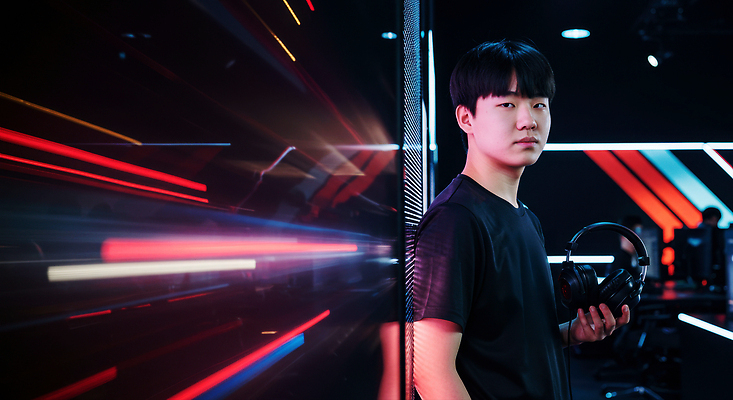 JPG 편집이미지 청소년 운동선수 기술 실내 헤드셋 경쟁 게임 집중 대회 멀티미디어 게이머 프로게이머 의료성형뷰티 스트리밍 e스포츠 편집실사 AI인물포토 AI콘텐츠 직업 스포츠 음향기기 컨셉 놀이 사람 내부 헤드폰 CG 방송 파일형식 AI포토